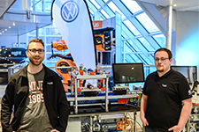 Auszubildende von Volkswagen Nutzfahrzeuge nutzen die Additive Fertigung zur Optimierung der Produktionsstrae